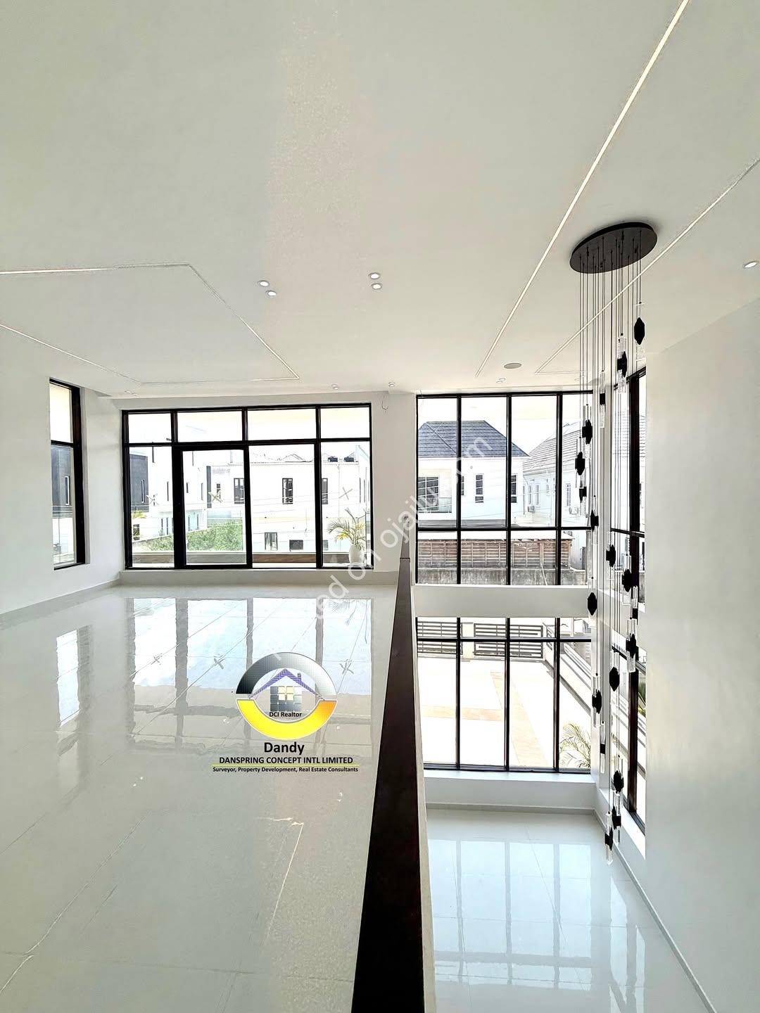 Opulent 5-Bed Duplex with Pool, Cinema & Rooftop Terrace