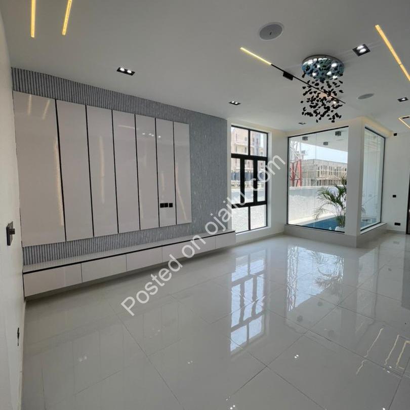 Exquisite 5-Bedroom Duplex with Pool in Lekki