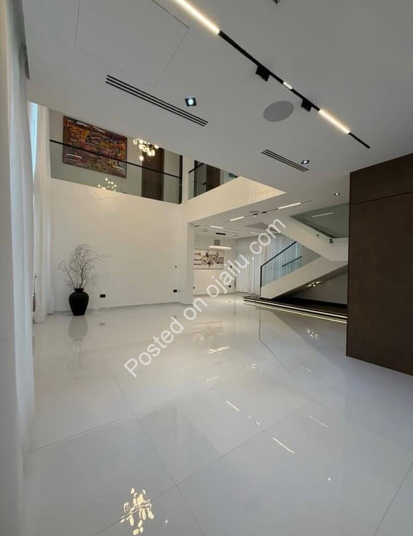 Smart 5-Bed Ikate Palace: Tech-Forward Luxury