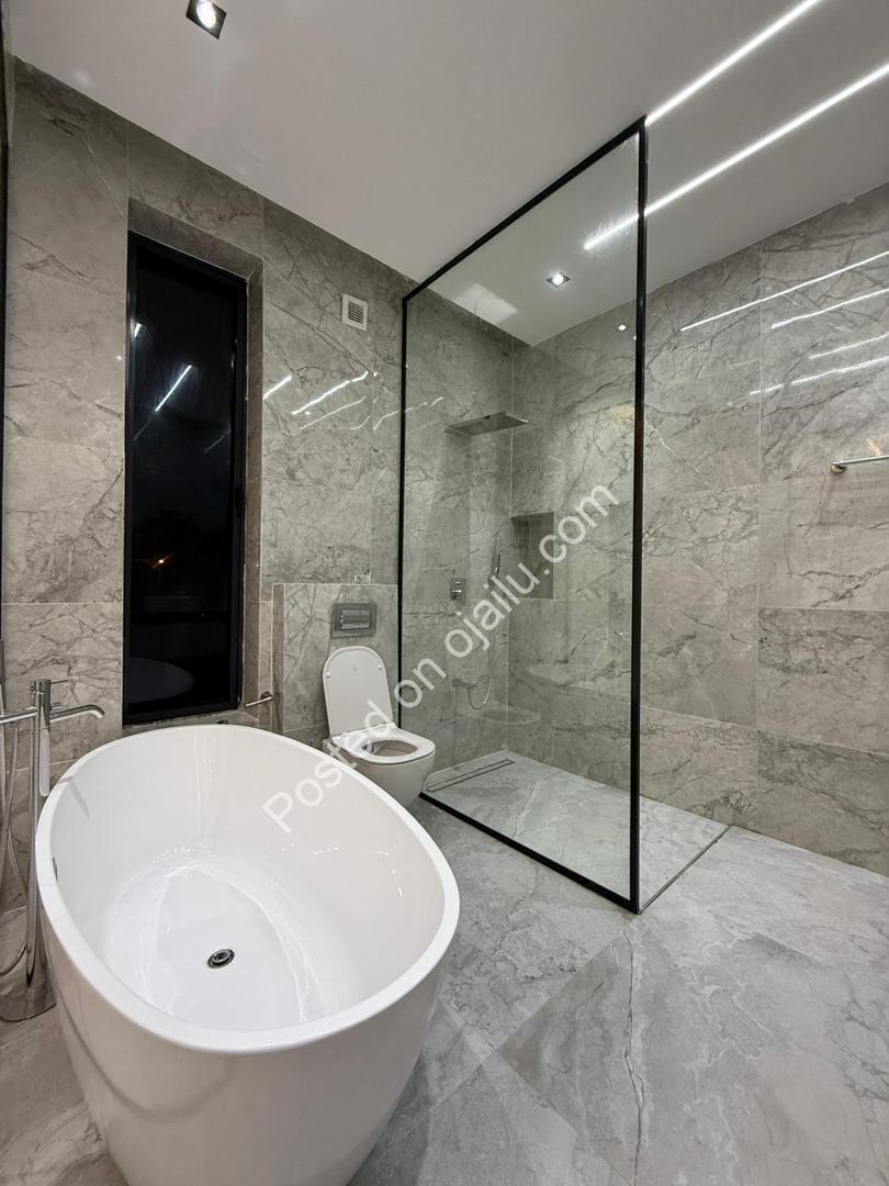 Modern Masterpiece in Cowrie Creek: 5-Bed Smart Home