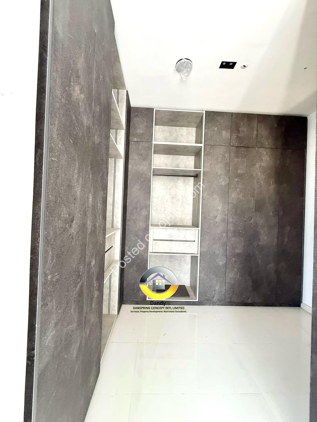 Majestic 6-Bedroom Oasis with Infinity Pool in Lekki