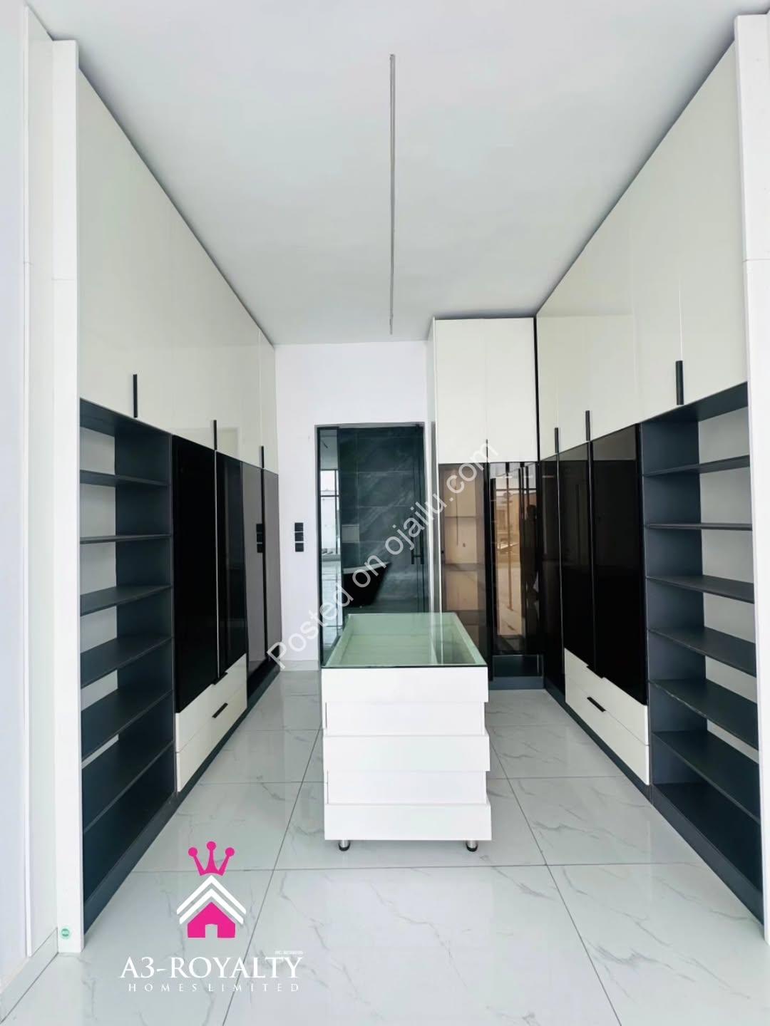 Live Your Dream in a 5-Bed VGC Duplex with Pool