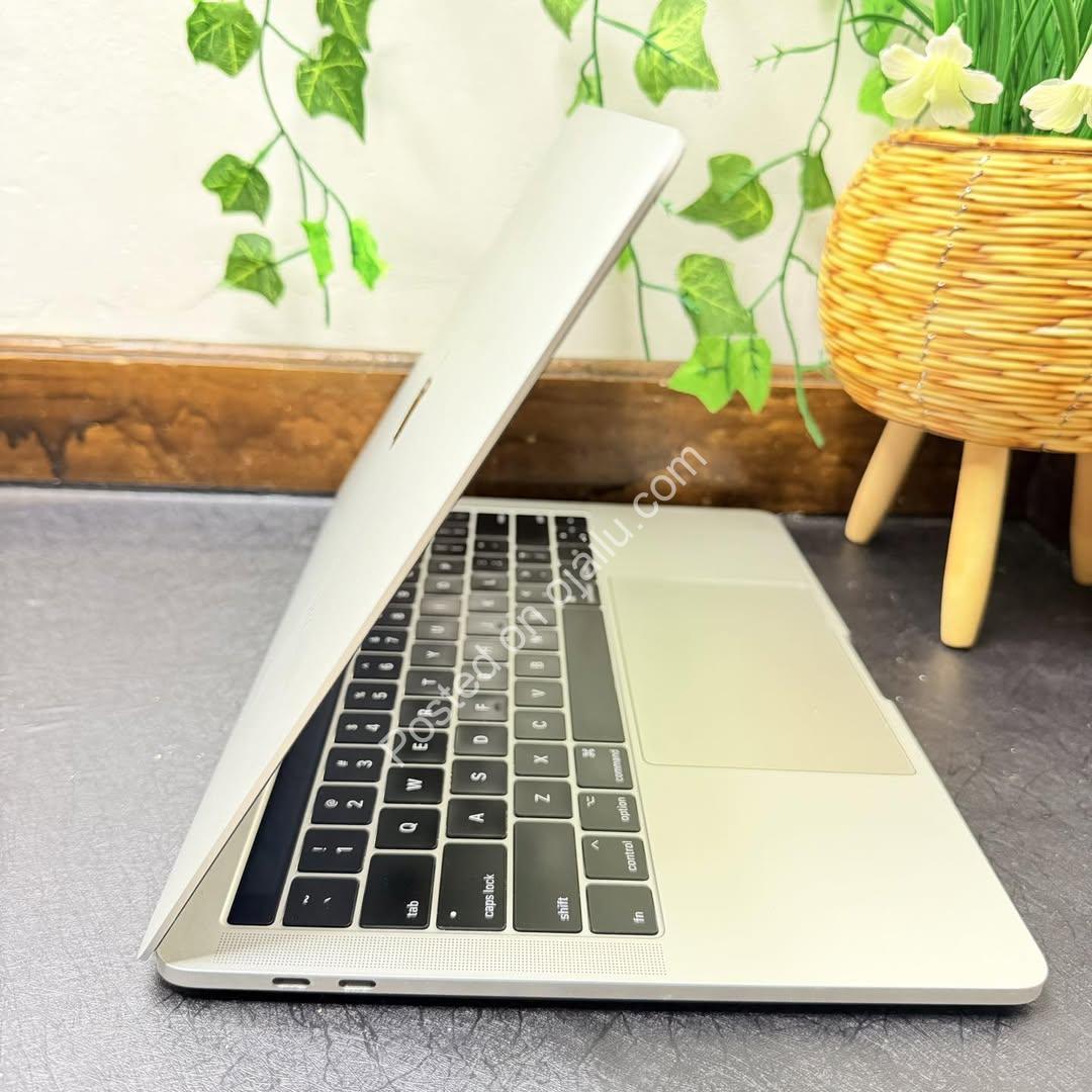 Unleash Power: 2017 MacBook Pro w/Touch Bar & 512GB SSD