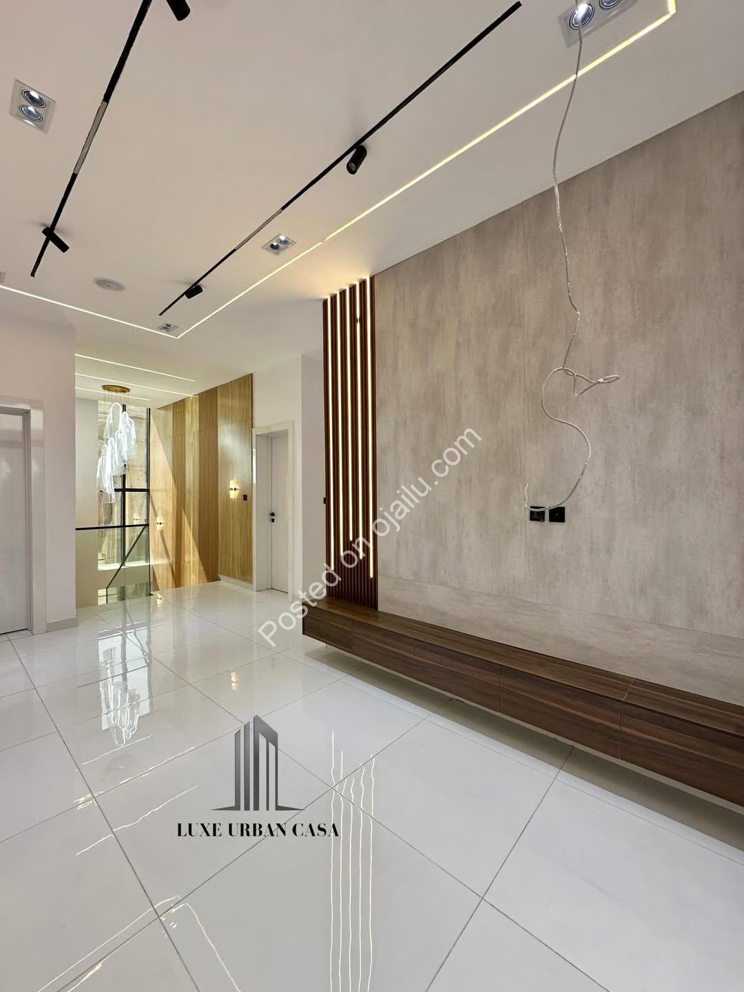 5-Bed Chevron Haven: Pool, Luxury & Security