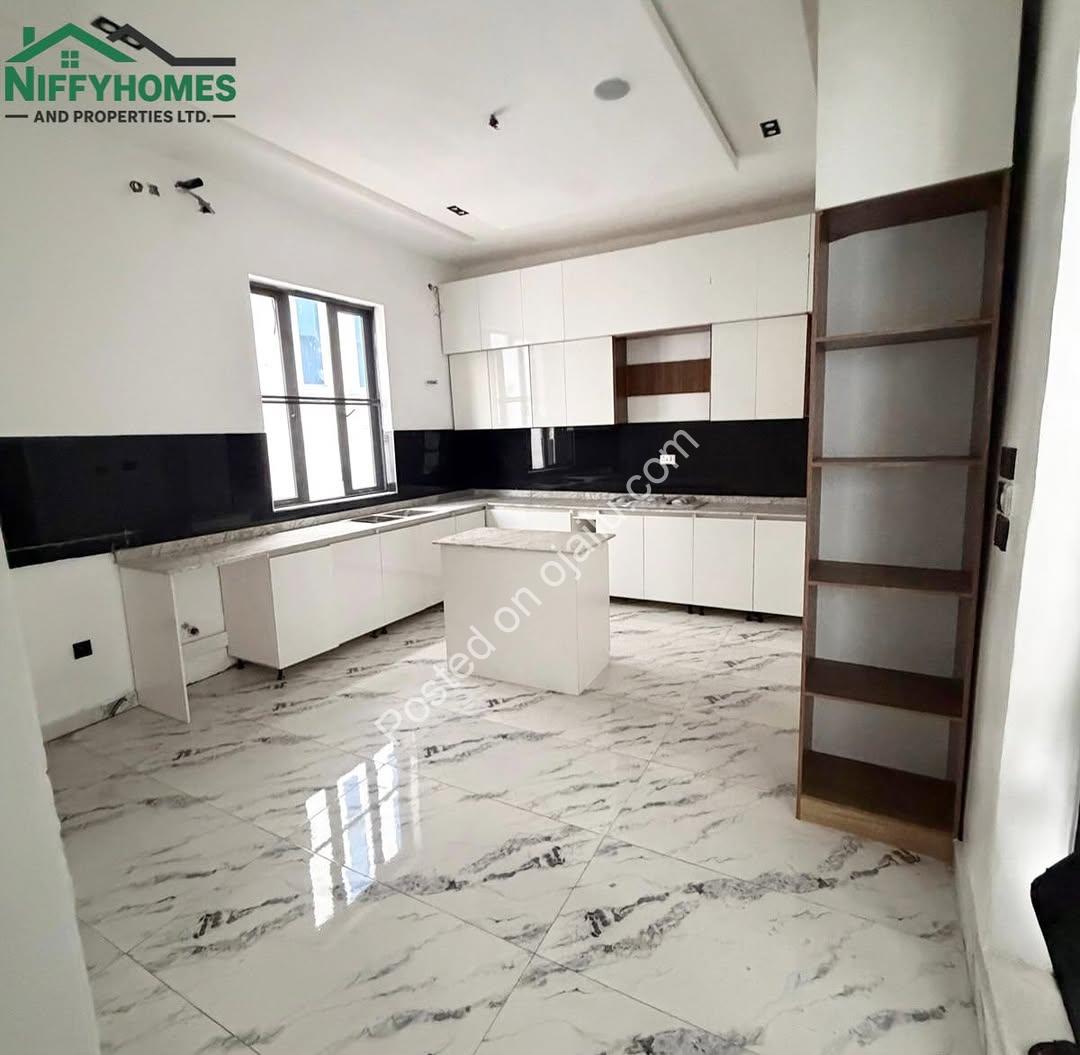 Spacious 5-Bed Haven with Pool in Ajah