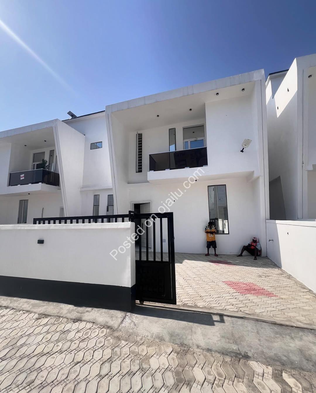 4-Bed Ikota Haven: En-Suite Luxury & Modern Comforts Await