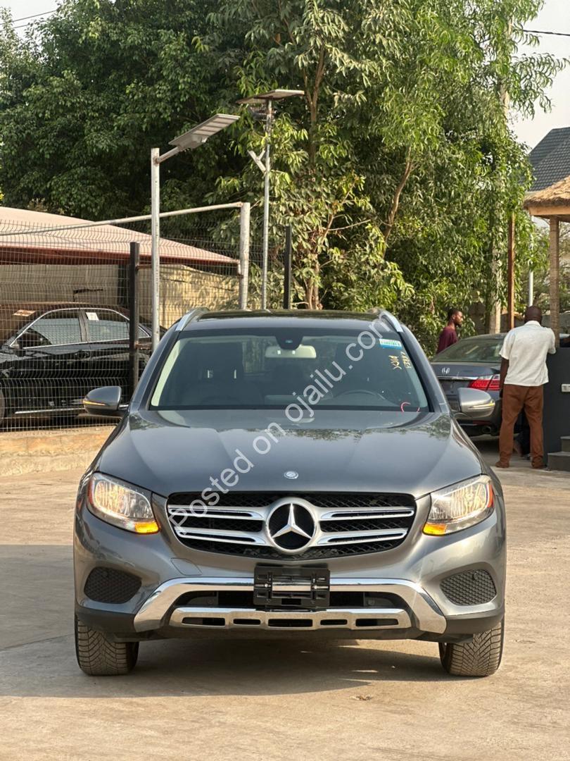 2016 GLC300: Full Option, Keyless, Panoramic Roof