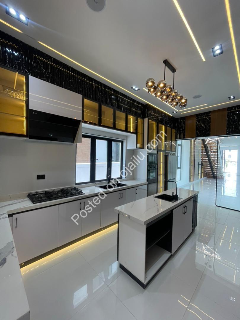 Stunning 5-Bed Duplex with Resort-Style Pool in Lekki