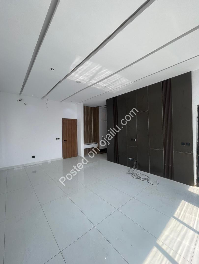 Lavish 5-Bedroom Duplex in Prime Ajah