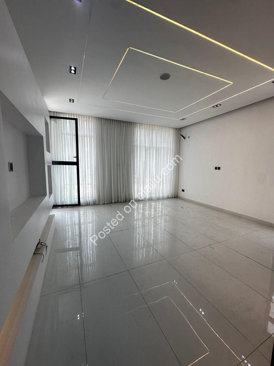Spacious 5-Bed Duplex with BQ in Prime Lekki