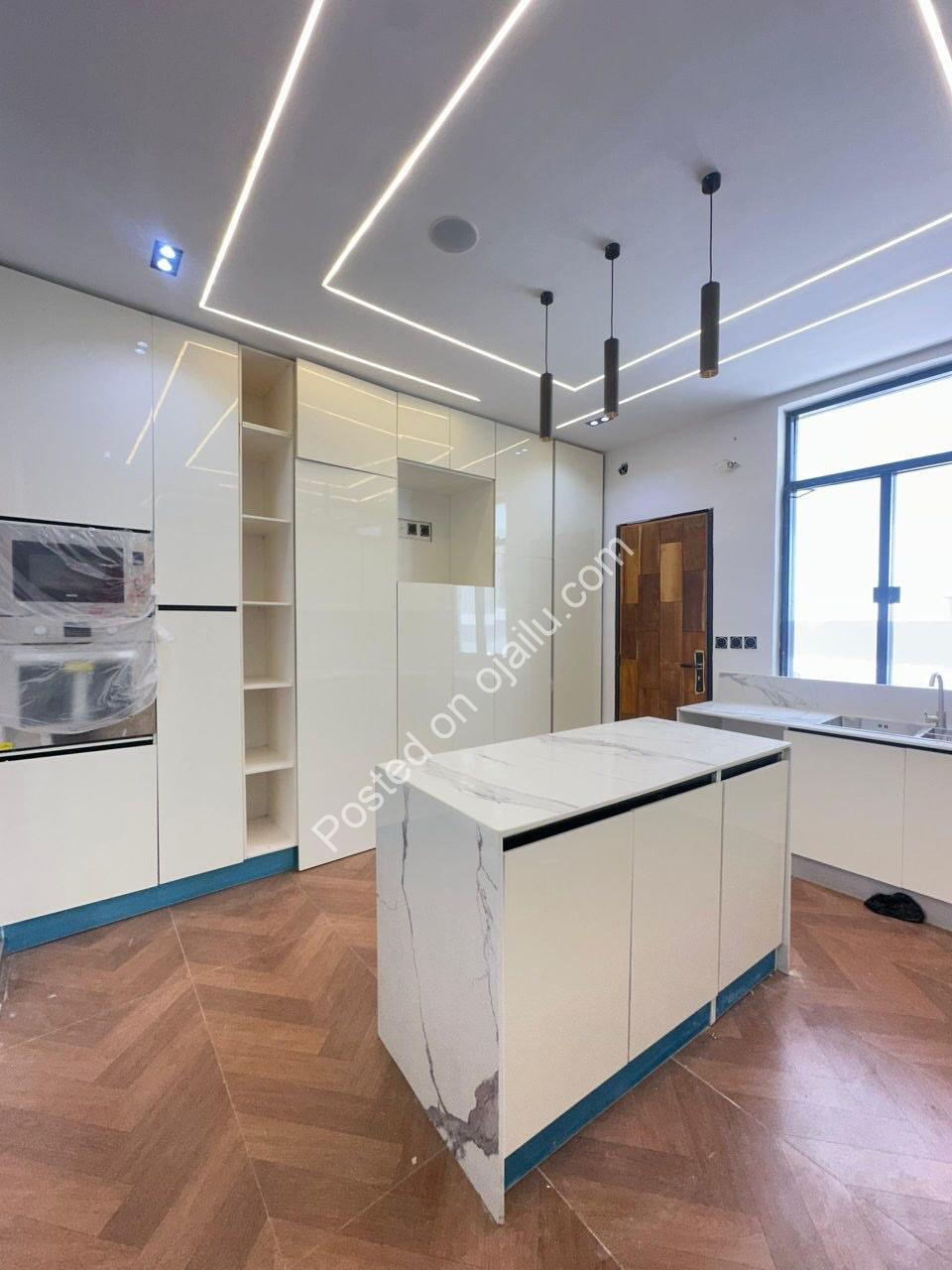 Spacious 5-Bed Duplex with BQ in Prime Lekki