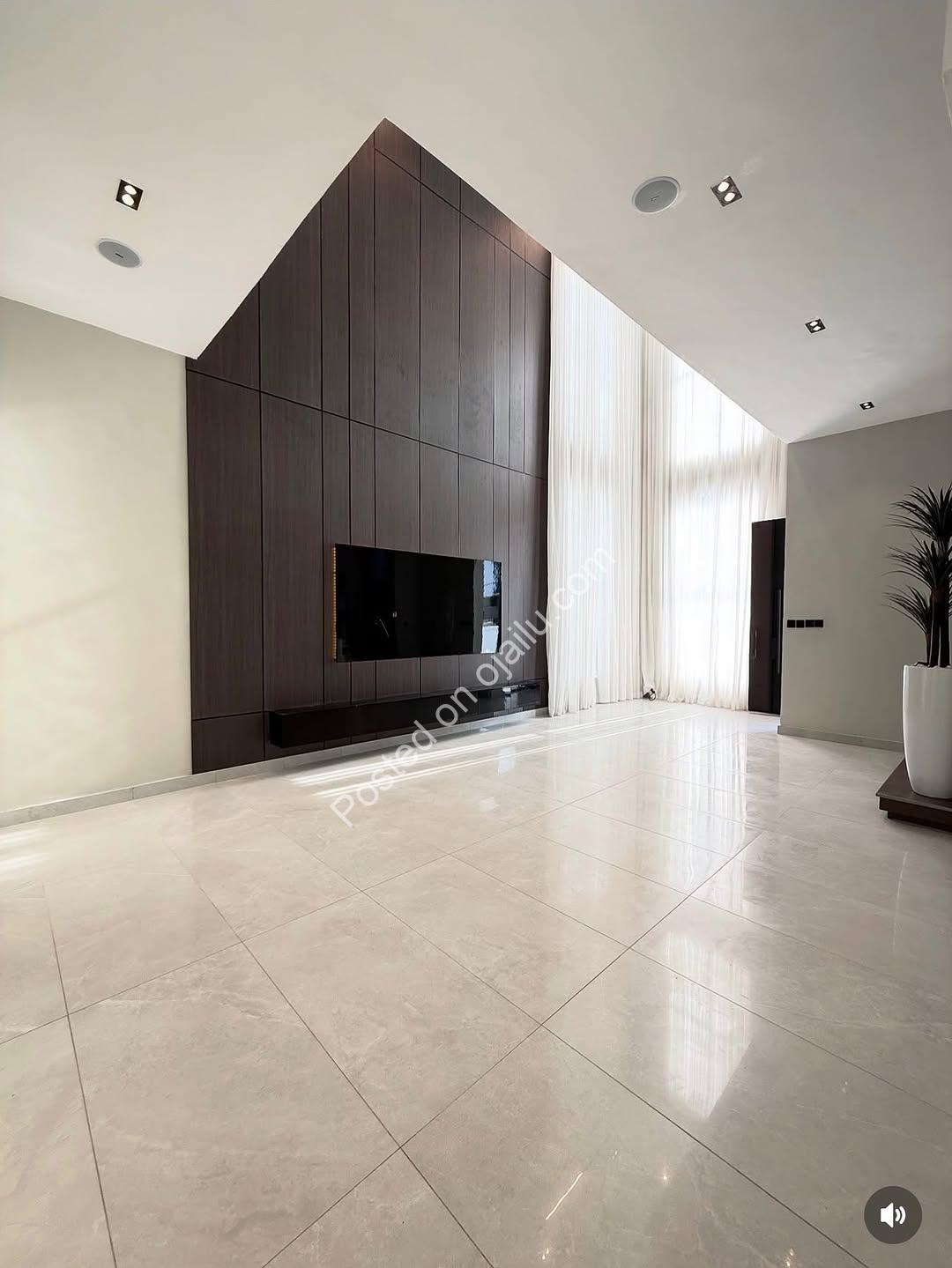 Stunning 5-Bed Duplex with Pool & Rooftop in Lekki