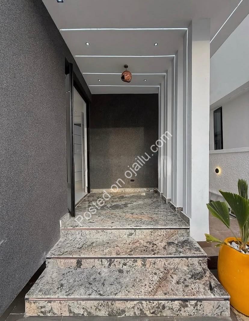 Elegant 5-Bedroom Haven in Prime Lekki