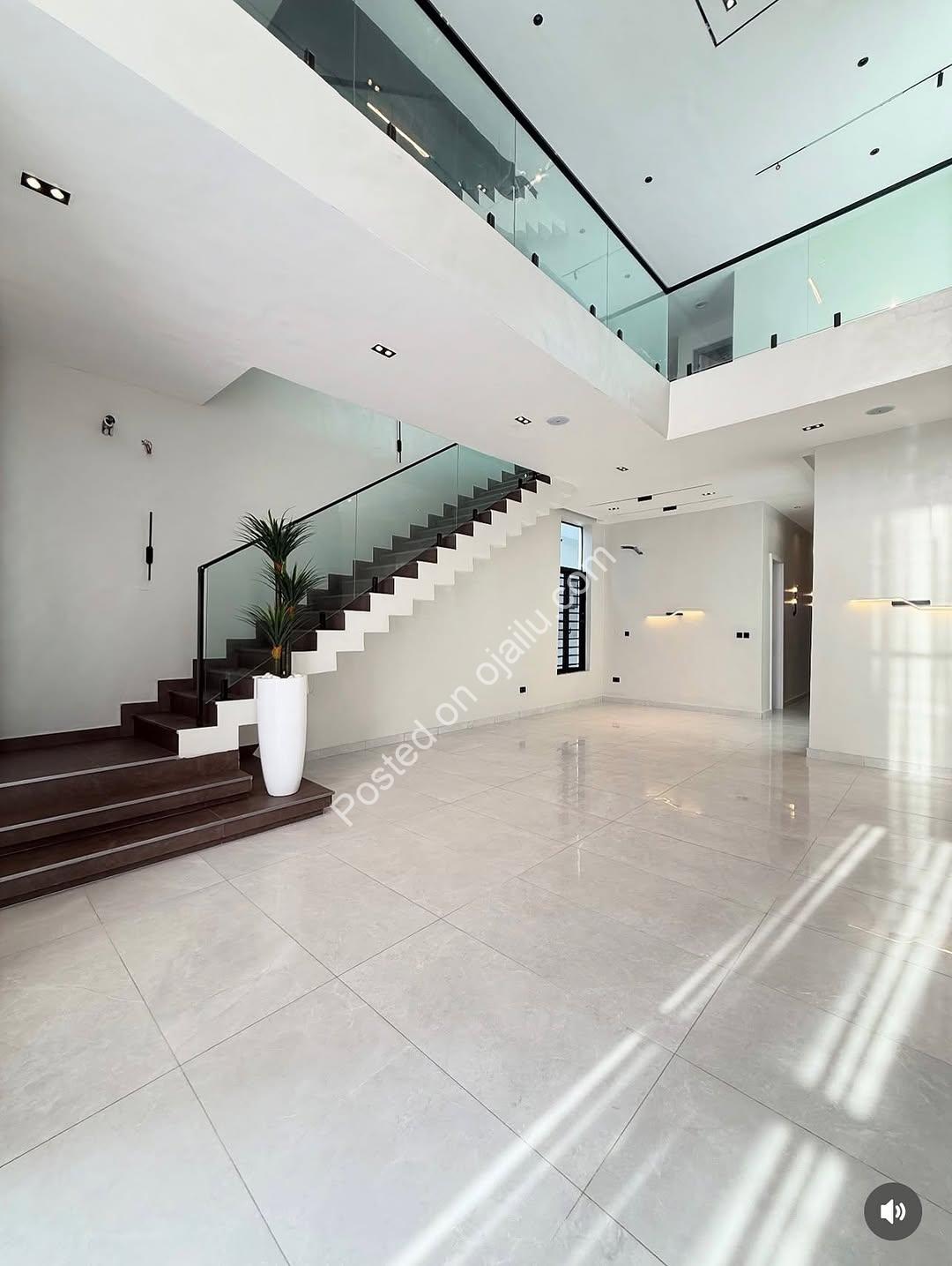 Stunning 5-Bed Duplex with Pool & Rooftop in Lekki