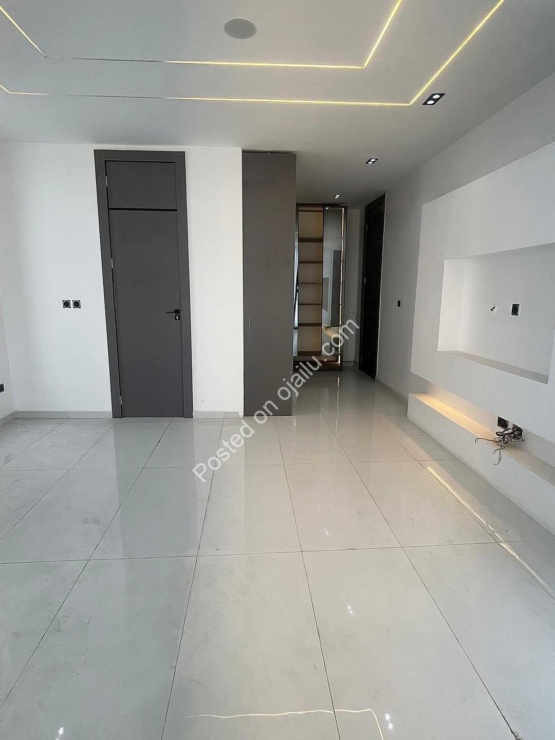 Chevron’s Crown Jewel: 5-Bed Duplex in Secure Estate