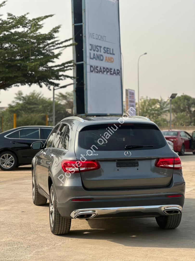 2016 GLC300: Full Option, Keyless, Panoramic Roof