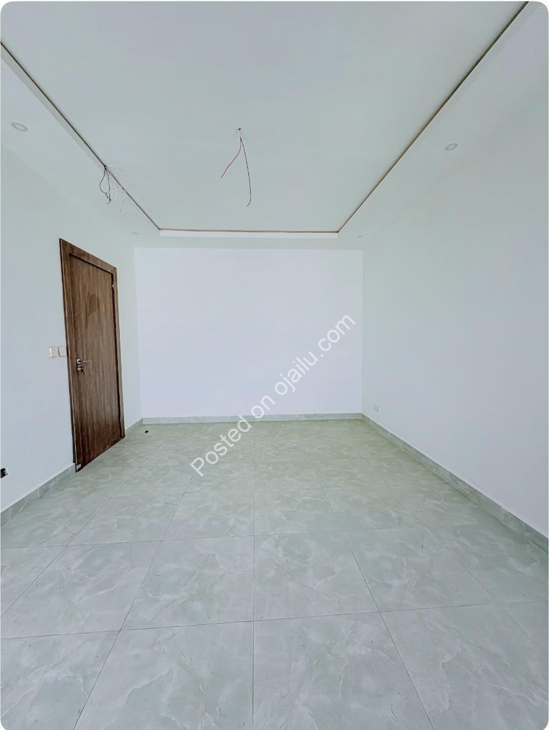 Elevator Luxury: 3BR Ikate Haven with Gym & Consent