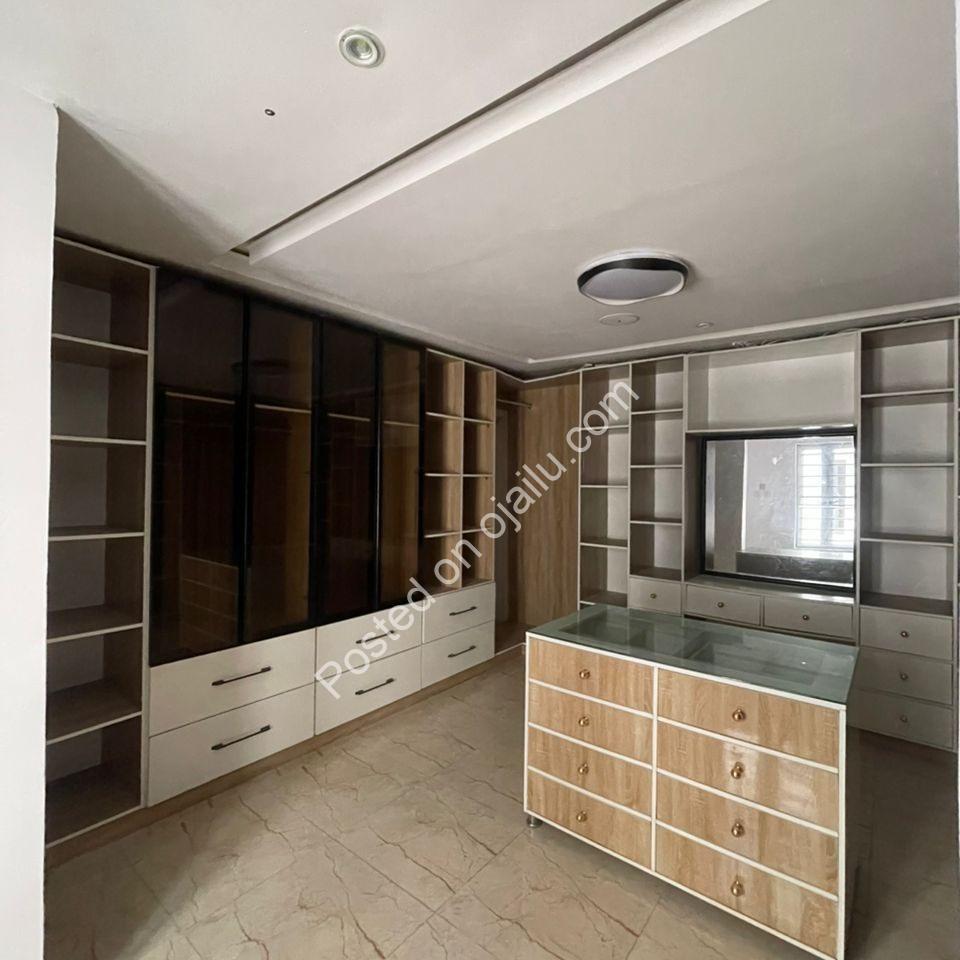 Exquisite 5-Bedroom Duplex with Cinema & Pool in Lekki