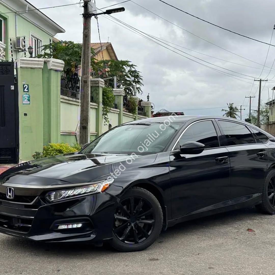 Luxury Benz C300: Pano Roof & Full Duty Paid