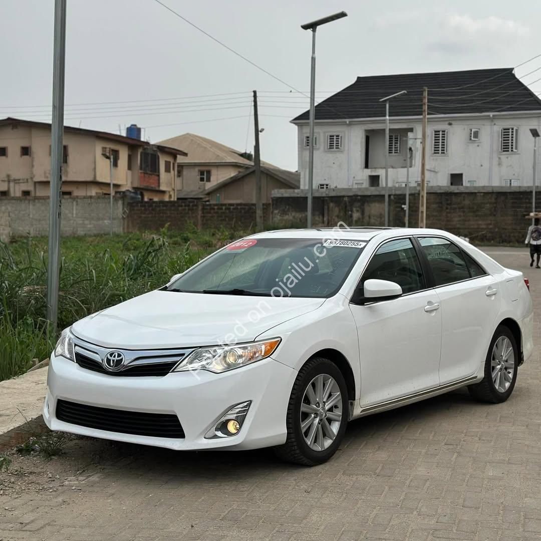 Luxury & Tech: 2012 Camry XLE, Sunroof & Leather