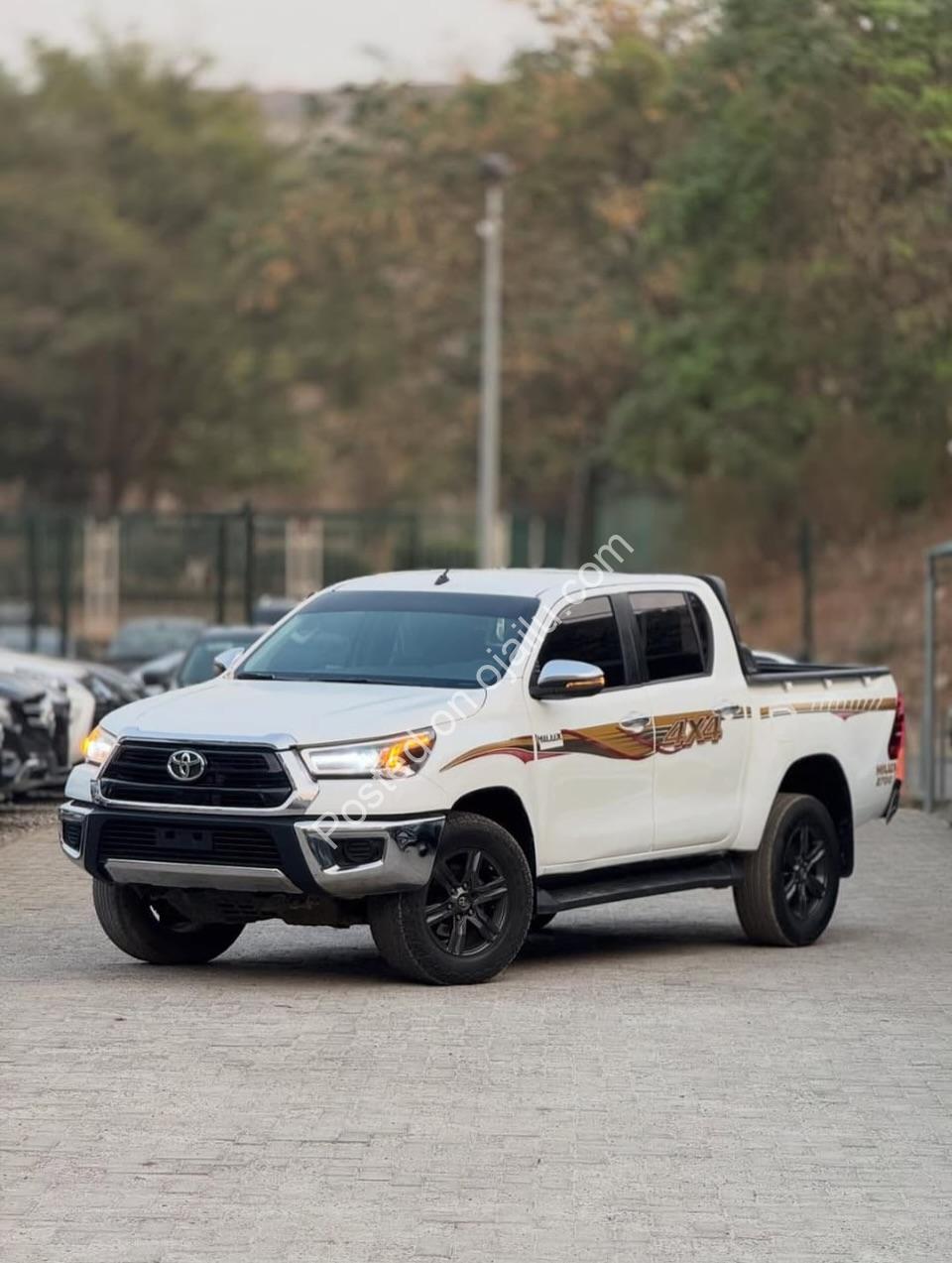 Unbreakable 2023 Hilux SR5: Manual & Mint