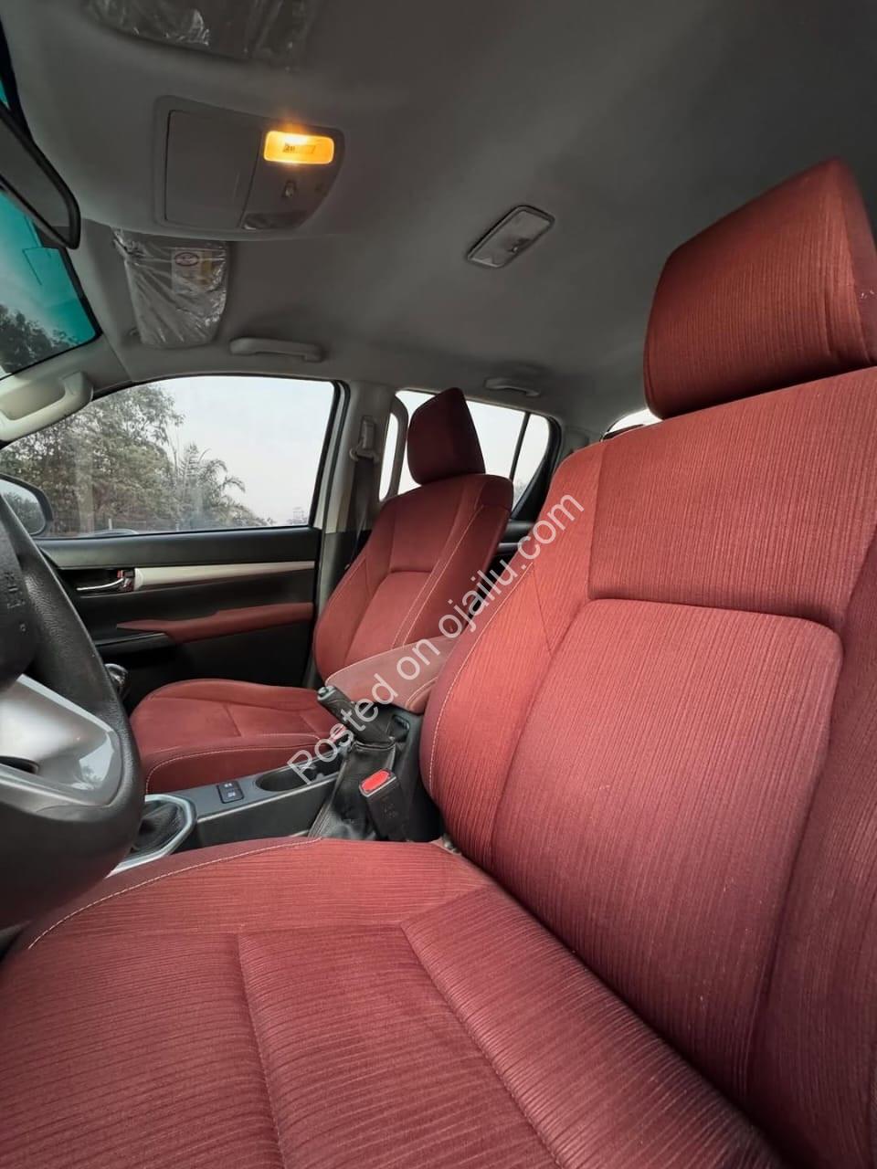 Unbreakable 2023 Hilux SR5: Manual & Mint