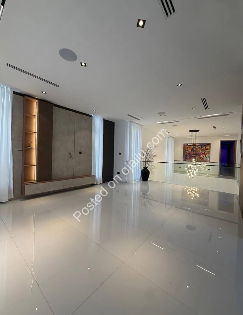 Smart 5-Bed Ikate Palace: Tech-Forward Luxury