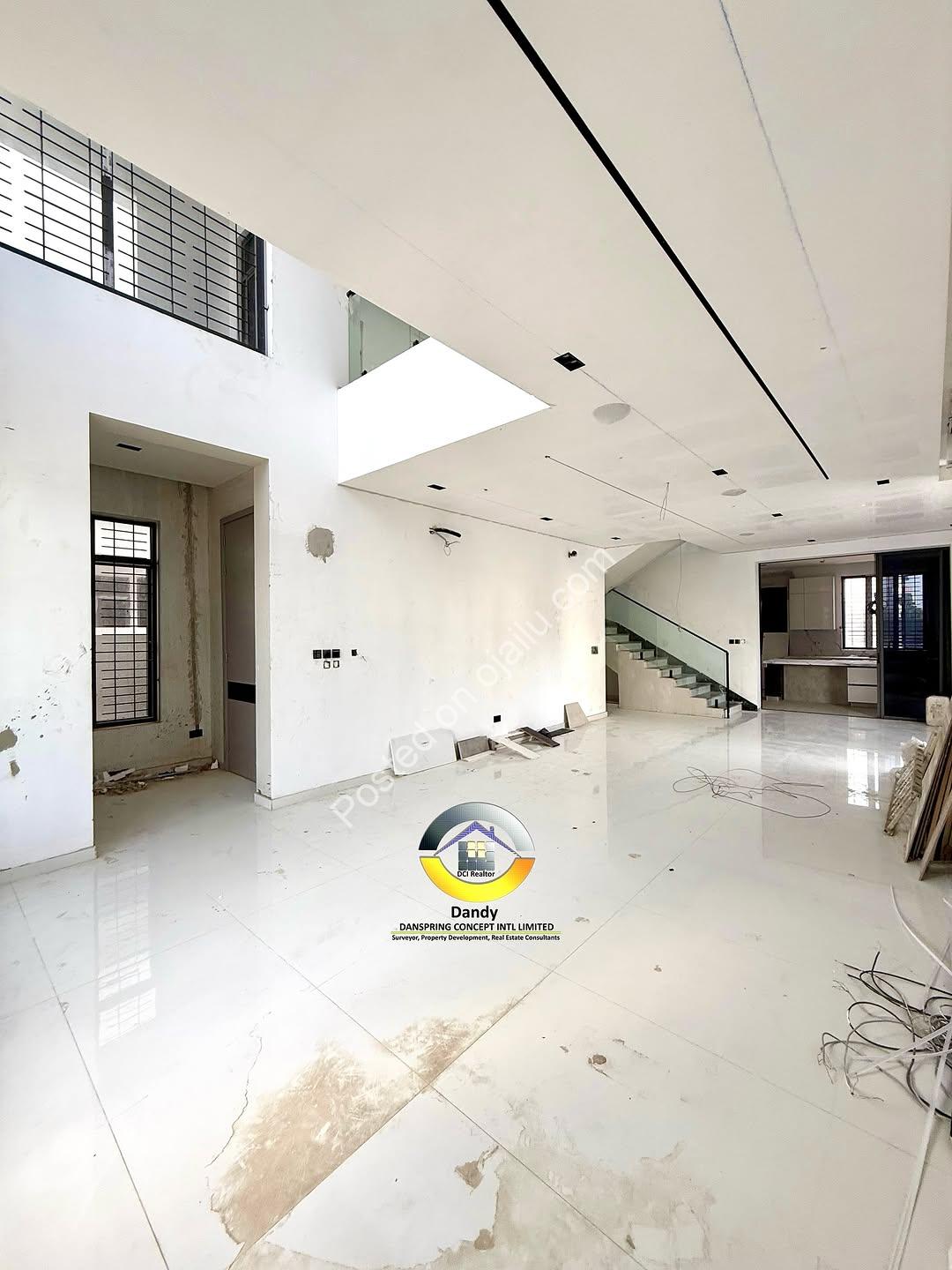 Majestic 6-Bedroom Oasis with Infinity Pool in Lekki