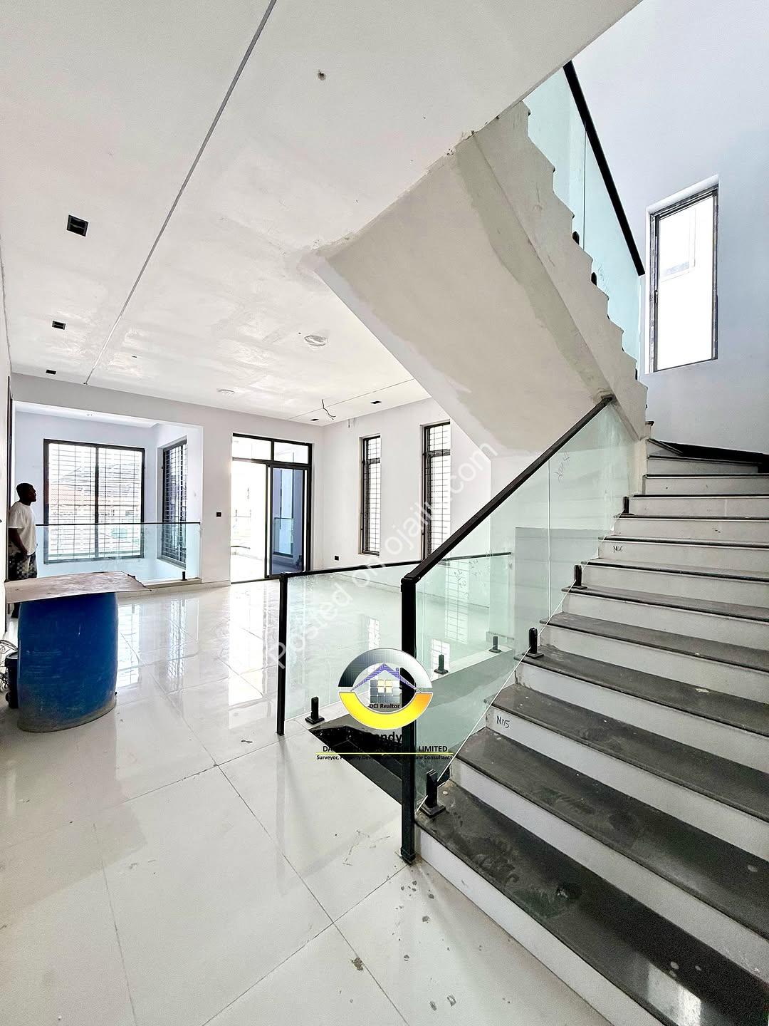 Majestic 6-Bedroom Oasis with Infinity Pool in Lekki