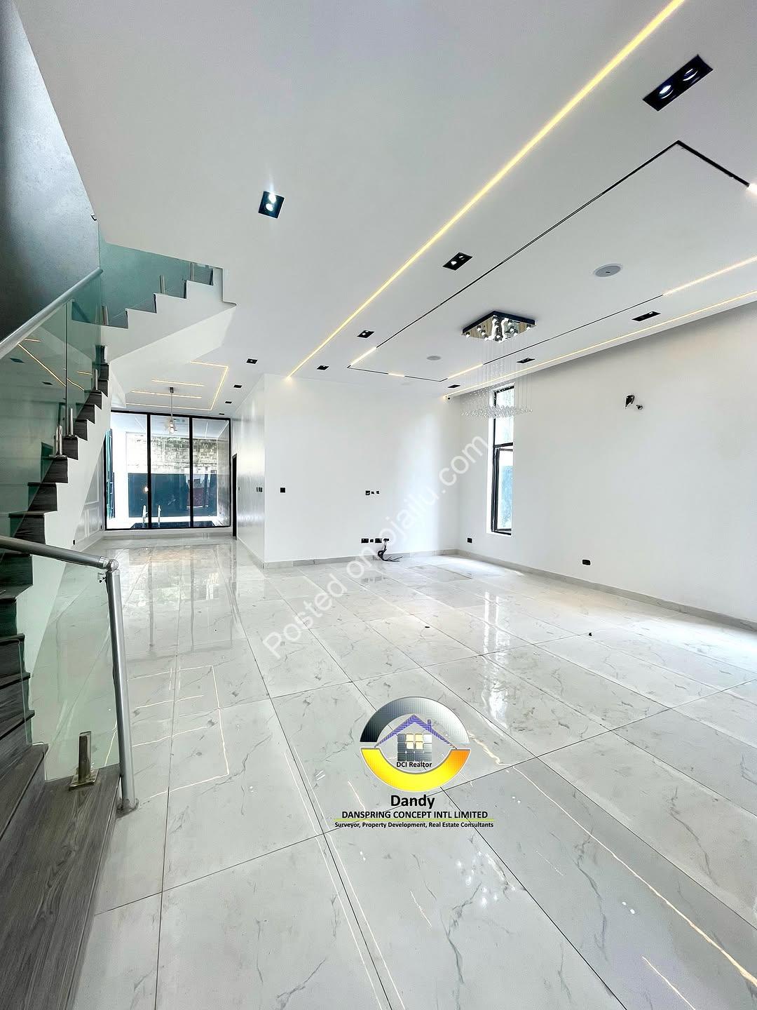 Chevron’s Crown Jewel: 5-Bed Poolside Paradise