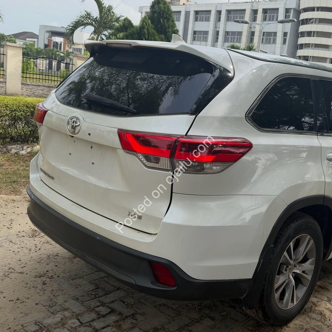 Unbeatable 2015 Highlander XLE: Sunroof, BSM, Lane Assist