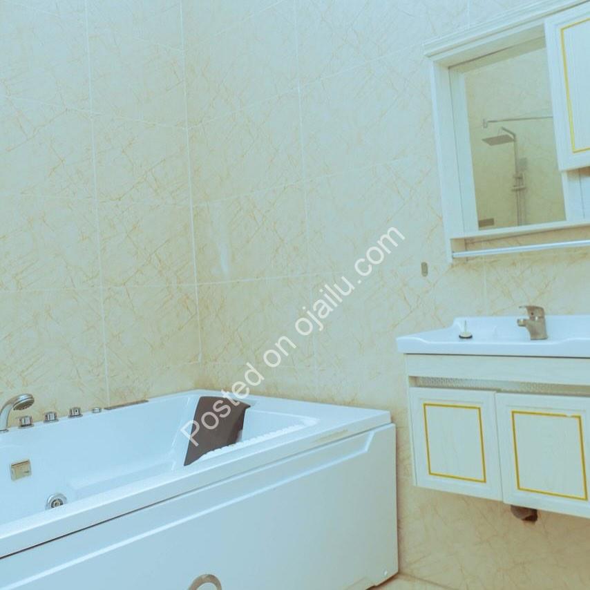 Luxury Master Suite in Lekki: King Bed & Private Bath