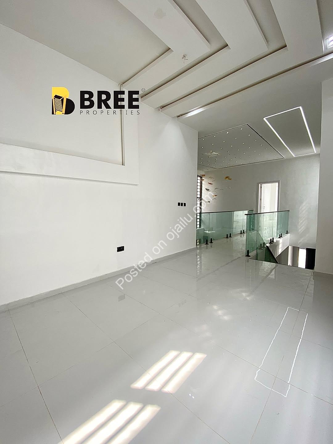 Lekki’s Finest: 5BR Oasis with Pool & Gym