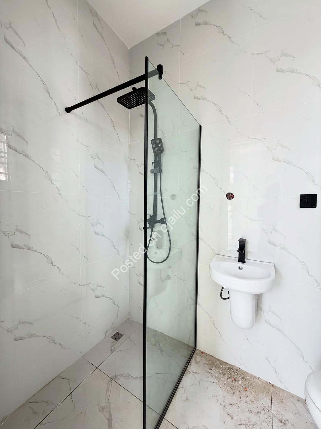 Coastal Road Gem: 2-Bed Ensuite Haven in Lekki