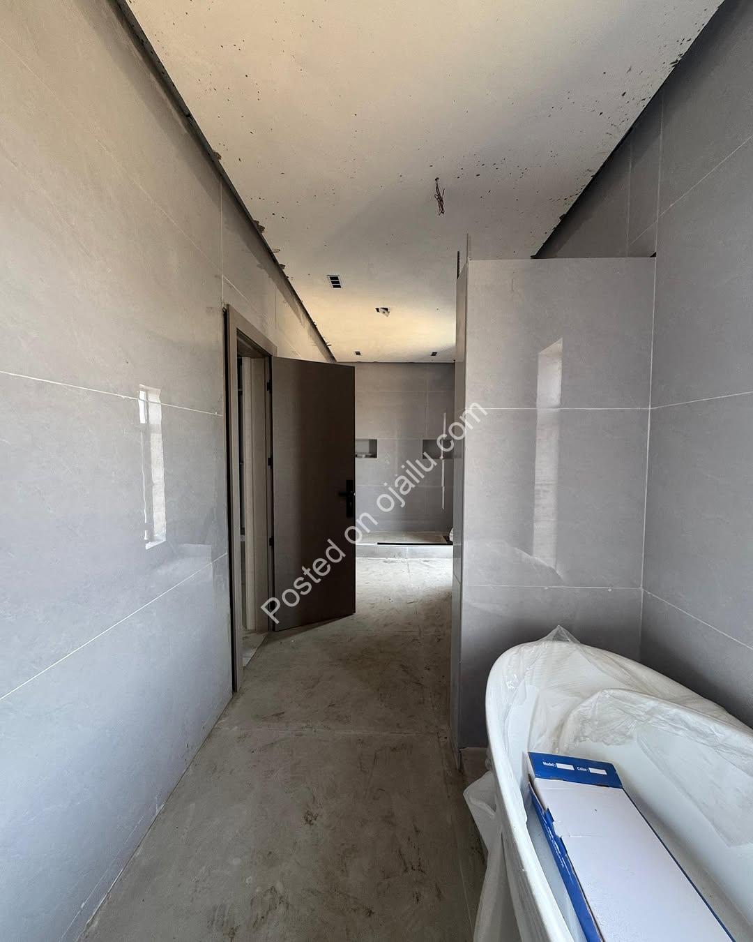 5-Bed Lekki Haven: Pool, En-Suite Bliss & Luxury Amenities