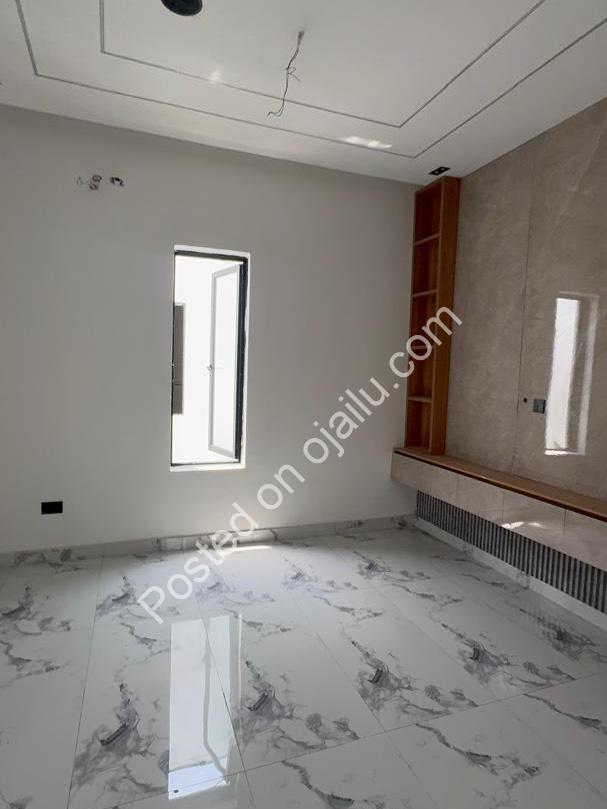 5-Bed Ikota Haven: Pool, Spacious & En-Suite Bliss