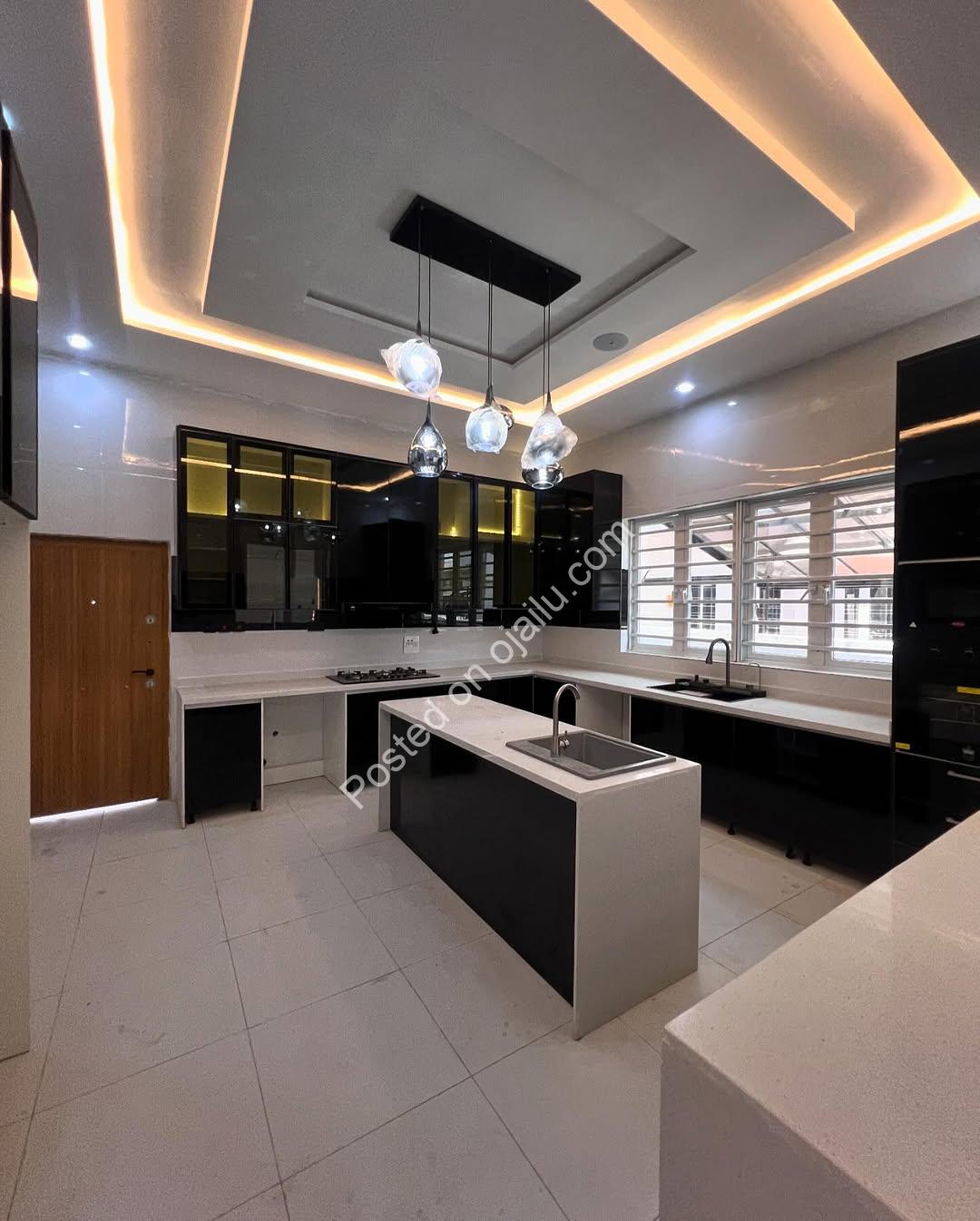 5-Bed Ikota Palace: Pool, En-Suite Bliss, 350M