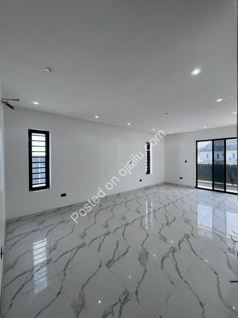 Stunning 5-Bed Dulex with Pool in Lekki
