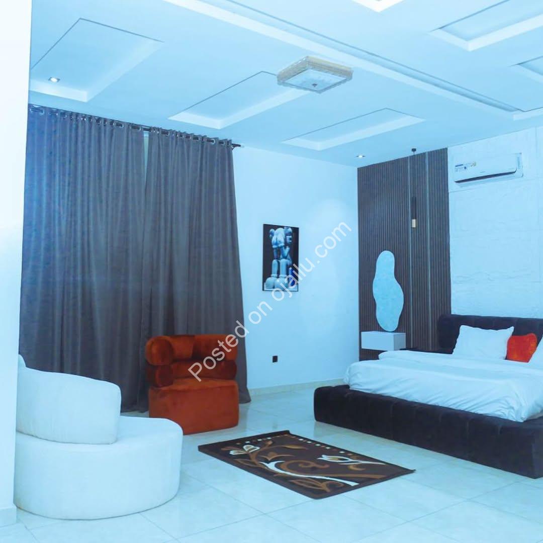 Luxury Master Suite in Lekki: King Bed & Private Bath