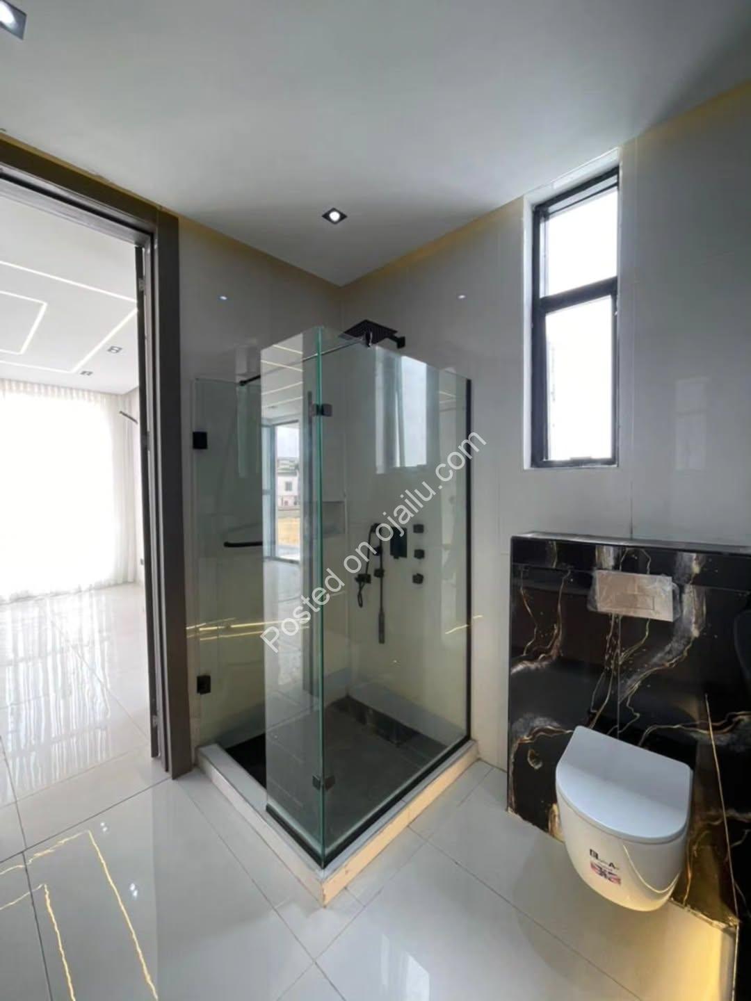 Spacious 5-Bedroom Duplex in Prime Chevron Lekki