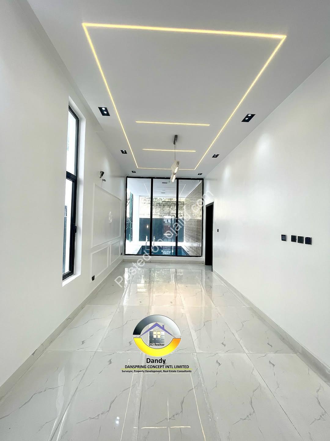 Chevron’s Crown Jewel: 5-Bed Poolside Paradise