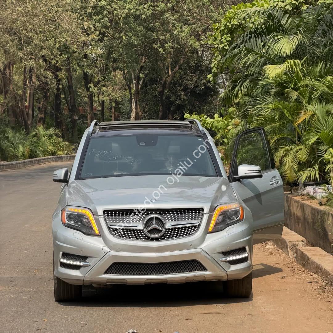 Luxury GLK350: Panoramic Roof & Keyless Entry