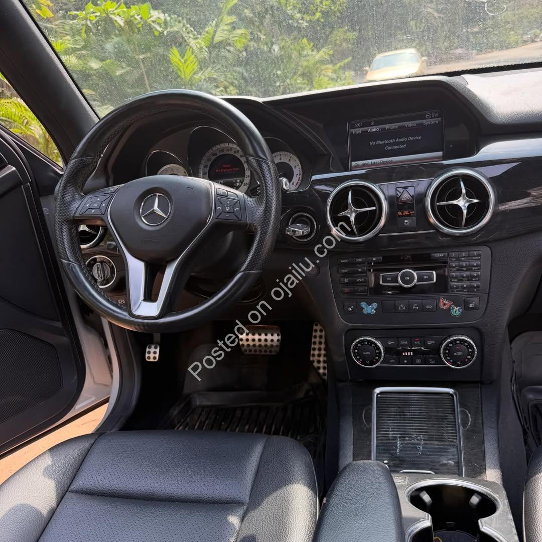 Luxury GLK350: Panoramic Roof & Keyless Entry