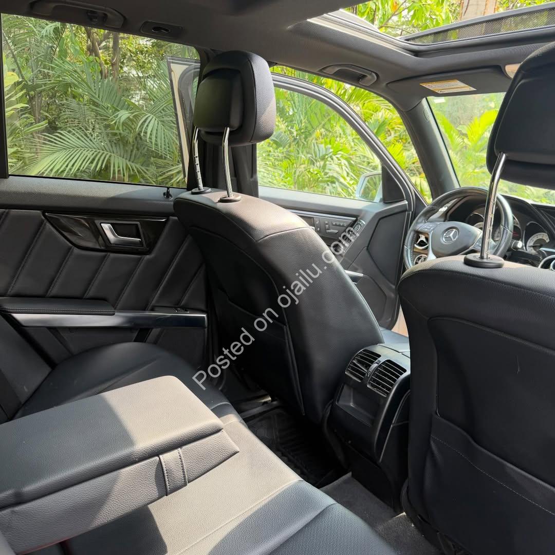 Luxury GLK350: Panoramic Roof & Keyless Entry