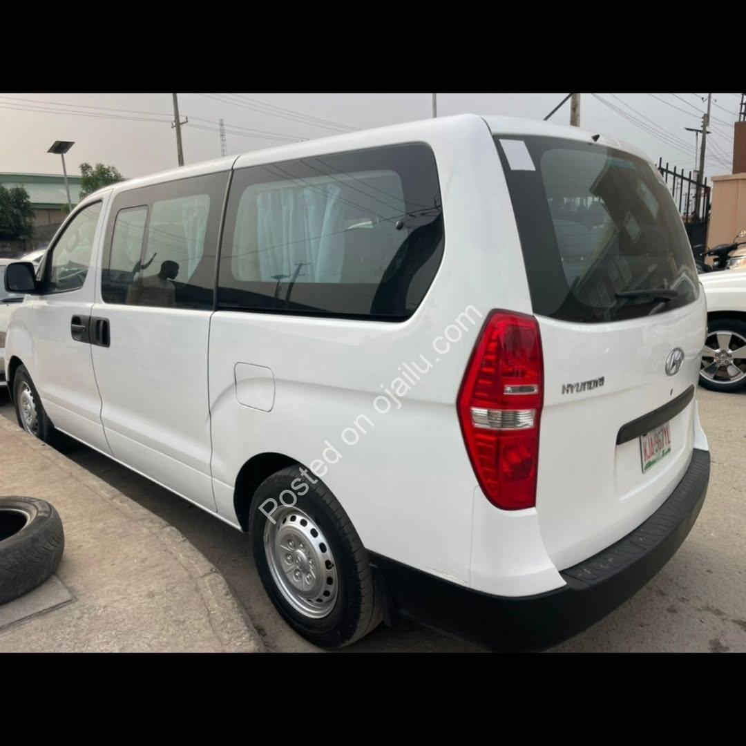 2018 Hyundai HL Bus: Super Clean, Manual, #25M