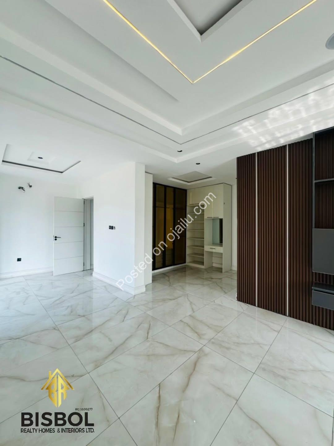 Luxury 5-Bed Duplex in Gated Chevron Estate