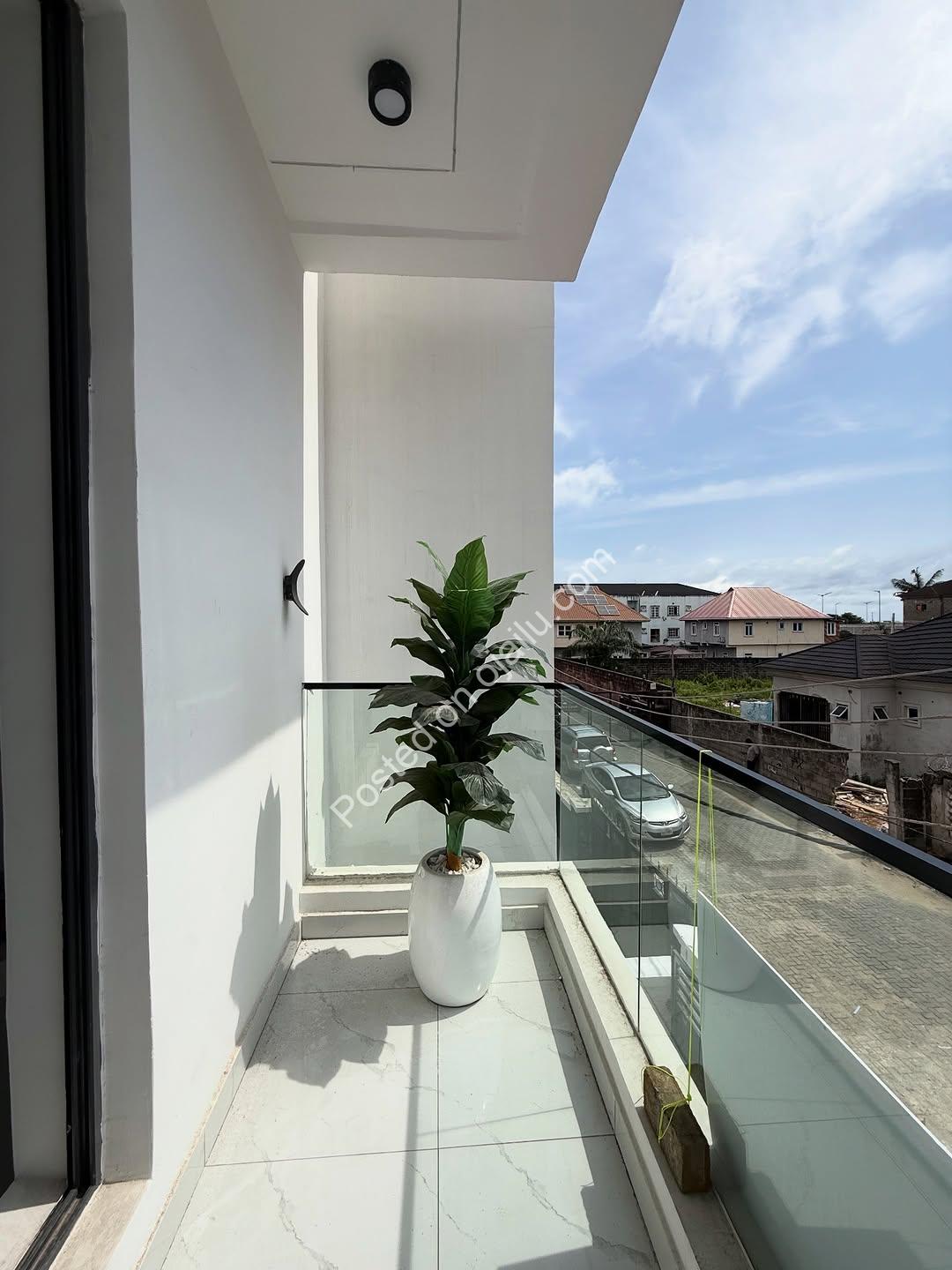 Coastal Road Gem: 2-Bed Ensuite Haven in Lekki