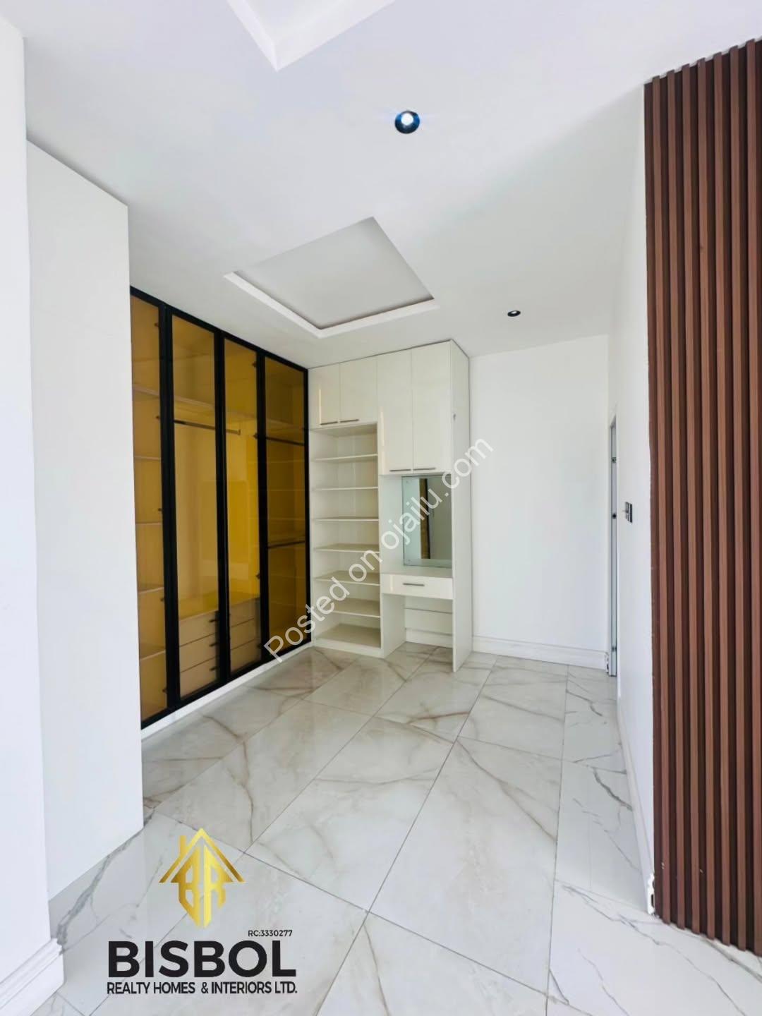 Move-In Ready 5BR Duplex in Gated Chevron Estate