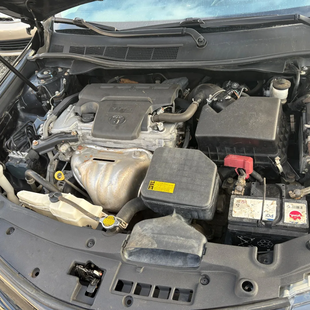 Sleek Black Camry SE: Tech & Luxury