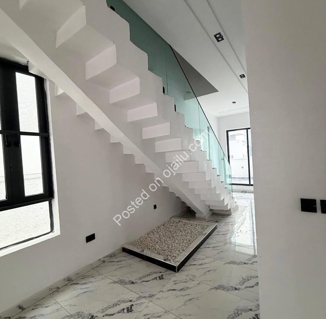 Spacious 5-Bed Haven with Pool in Ajah